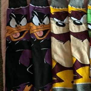 Size large dress socks looney tunes never worn!!! 5 pack!!